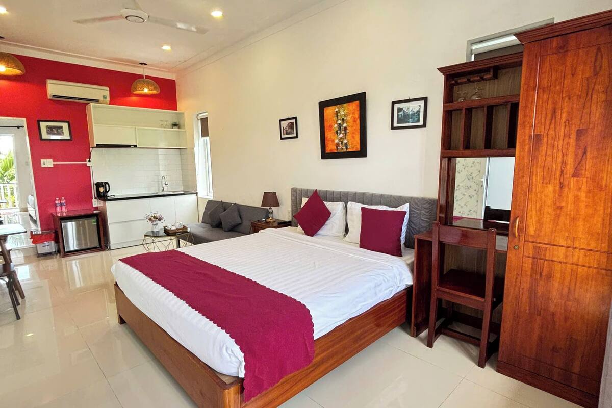 Studio | Bar mini, peti besi dalam bilik, meja, Wi-fi percuma