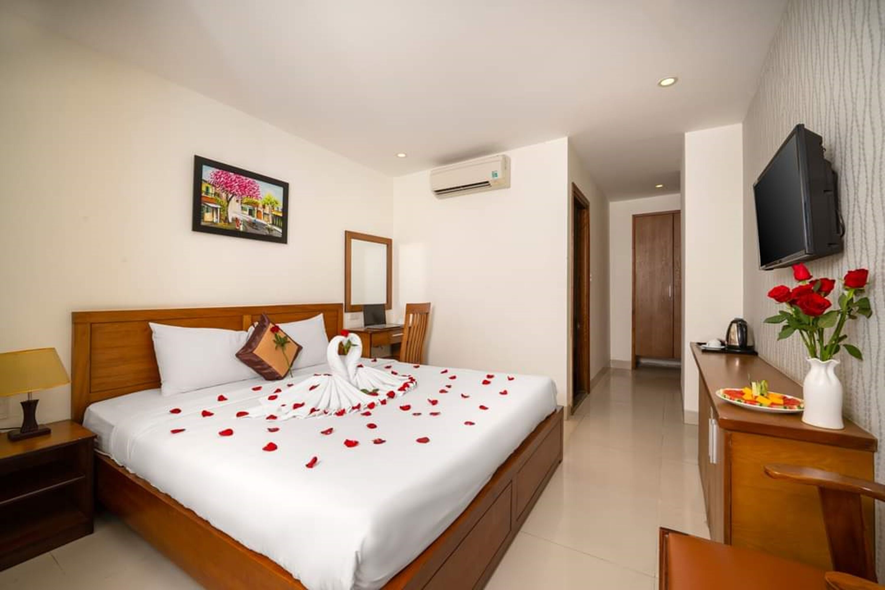 deluxe double room | 1 bedroom, minibar, desk, soundproofing