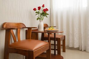 Familienzimmer | Minibar, Schreibtisch, schallisolierte Zimmer, kostenloses WLAN