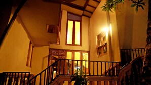 Una escalera con barandillas de madera que lleva a una plataforma con vistas a un edificio.