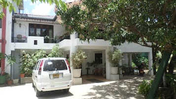 Vista frontal de la propiedad