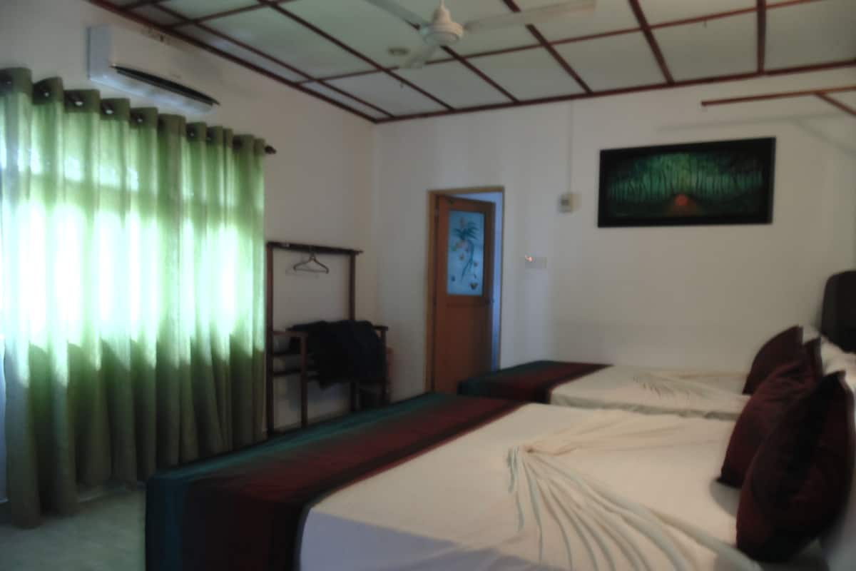 Schreibtisch, schallisolierte Zimmer, Bügeleisen/Bügelbrett
