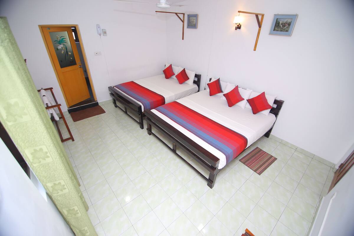 Habitación familiar doble | Escritorio, sistema de insonorización, tabla de planchar con plancha