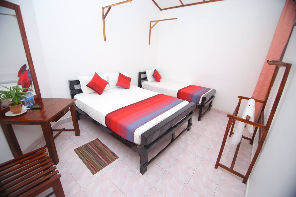 Habitación triple Deluxe | Escritorio, sistema de insonorización, tabla de planchar con plancha