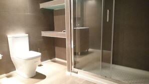 Classic Double Room | Bathroom | Hair dryer, towels, soap, toilet paper - Hostal Sunset Ibiza (Sant Antoni de Portmany)