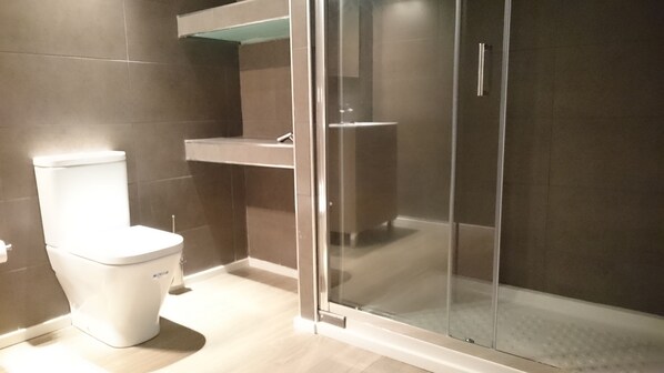 Classic Double Room | Bathroom | Hair dryer, towels, soap, toilet paper - Hostal Sunset Ibiza (Sant Antoni de Portmany)