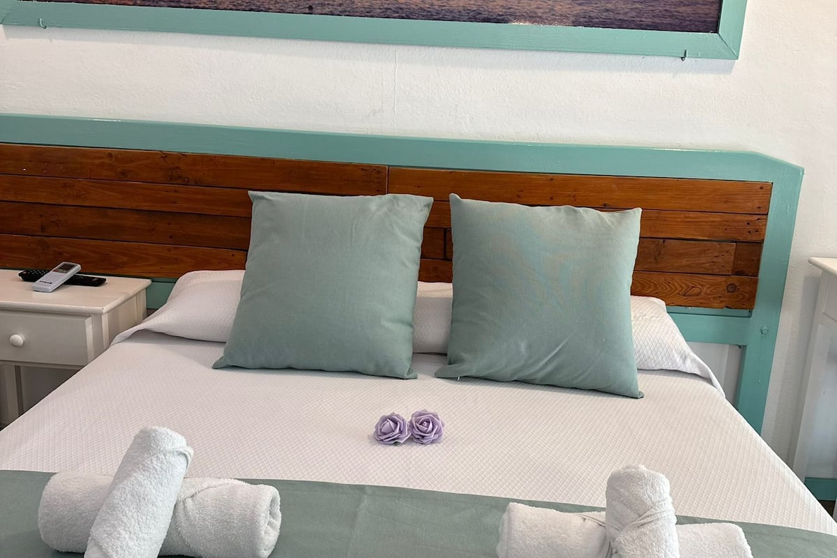 Caja fuerte, escritorio, wifi gratis y ropa de cama