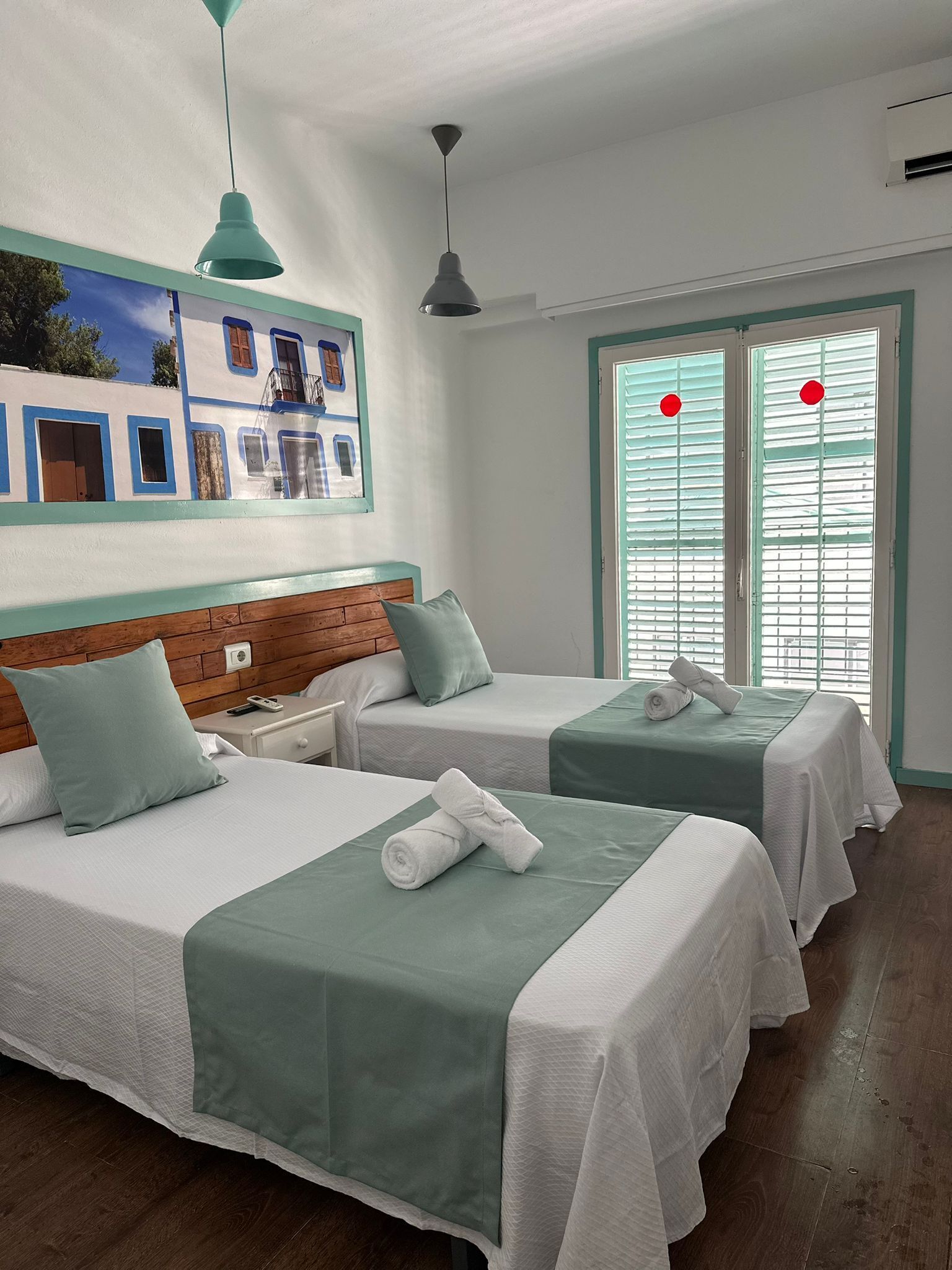 Twin Room | In-room safe, desk, free WiFi, bed sheets