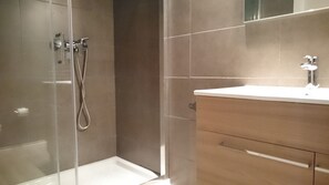 Classic Double Room | Bathroom | Hair dryer, towels, soap, toilet paper - Hostal Sunset Ibiza (Sant Antoni de Portmany)