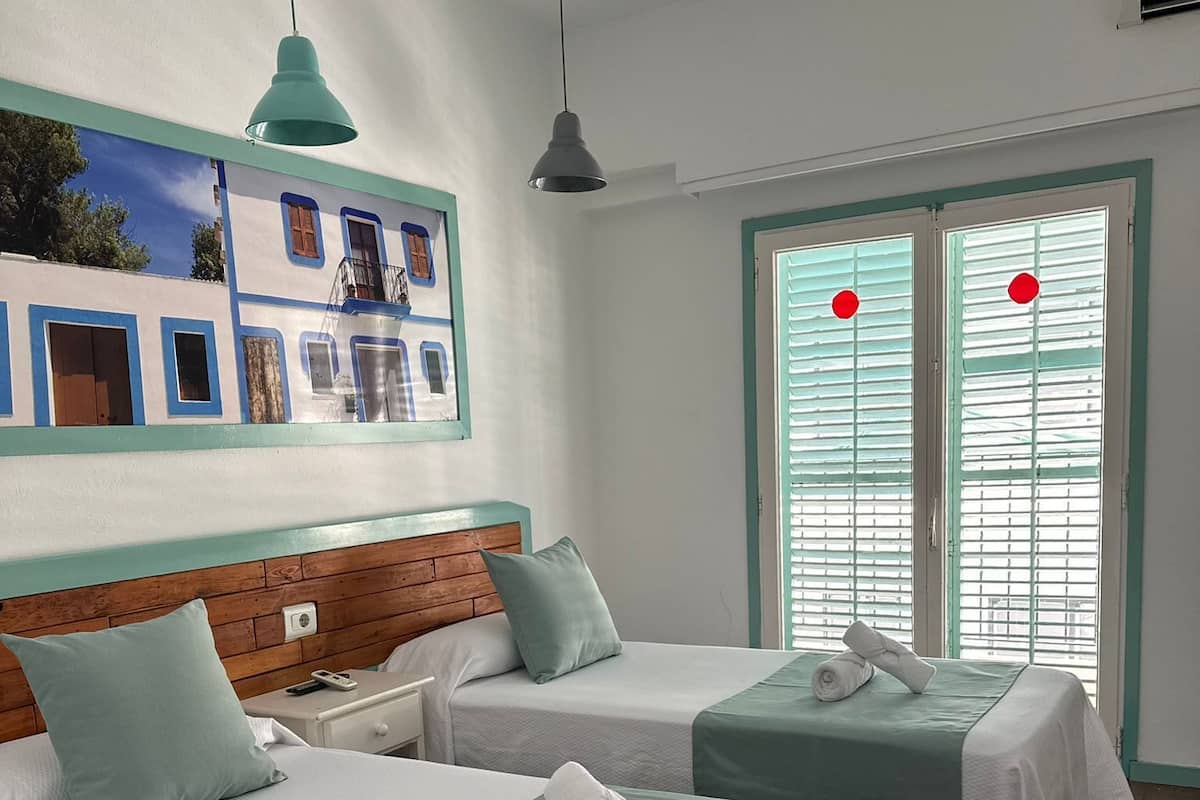 Habitación con 2 camas individuales | Caja fuerte, escritorio, wifi gratis y ropa de cama