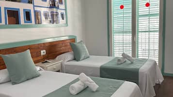 Twin Room | In-room safe, desk, free WiFi, bed sheets