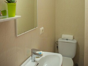 Twin Room | Bathroom | Hair dryer, towels, soap, toilet paper - Hostal Sunset Ibiza (Sant Antoni de Portmany)