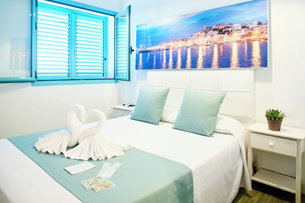 Classic Double Room | In-room safe, desk, free WiFi, bed sheets - Hostal Sunset Ibiza (Sant Antoni de Portmany)