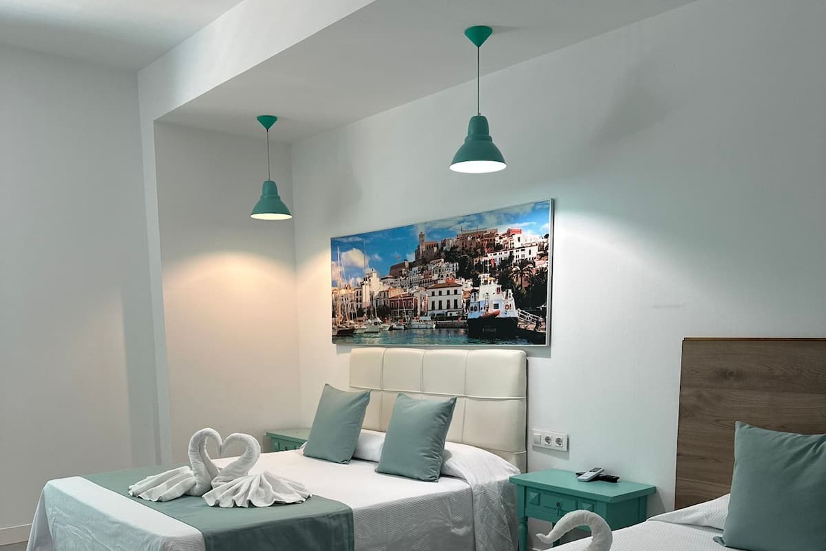 Habitación Deluxe doble | Caja fuerte, escritorio, wifi gratis y ropa de cama