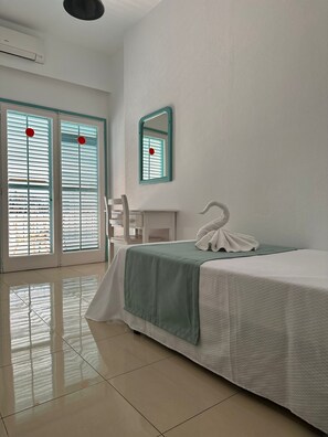 In-room safe, desk, free WiFi, bed sheets - Hostal Sunset Ibiza (Sant Antoni de Portmany)