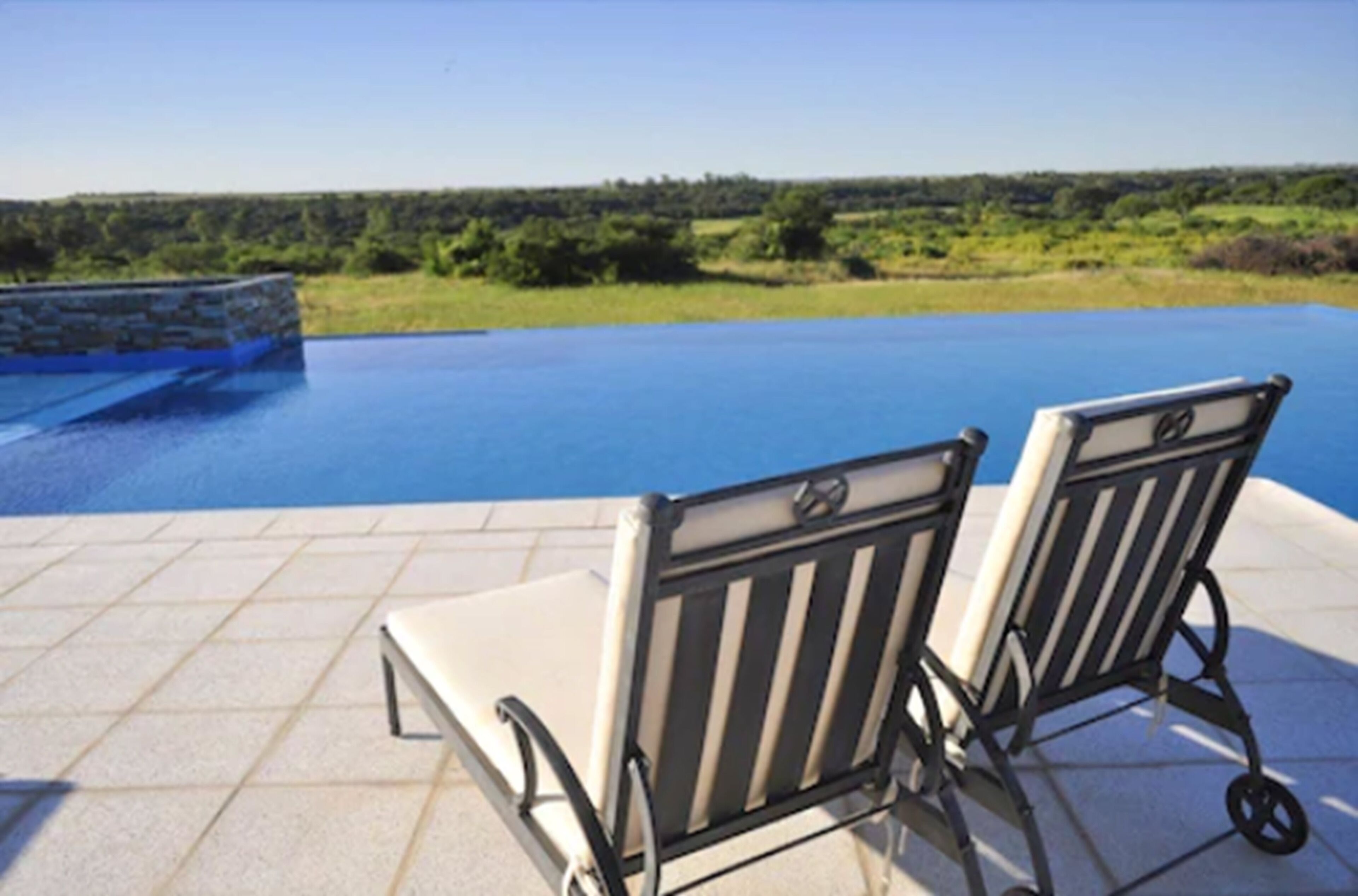 Innendørsbasseng, utendørsbasseng og solsenger