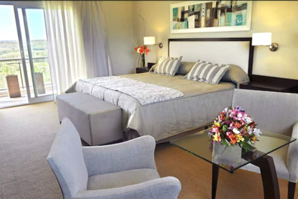 Double Room | Down comforters, minibar, in-room safe, desk