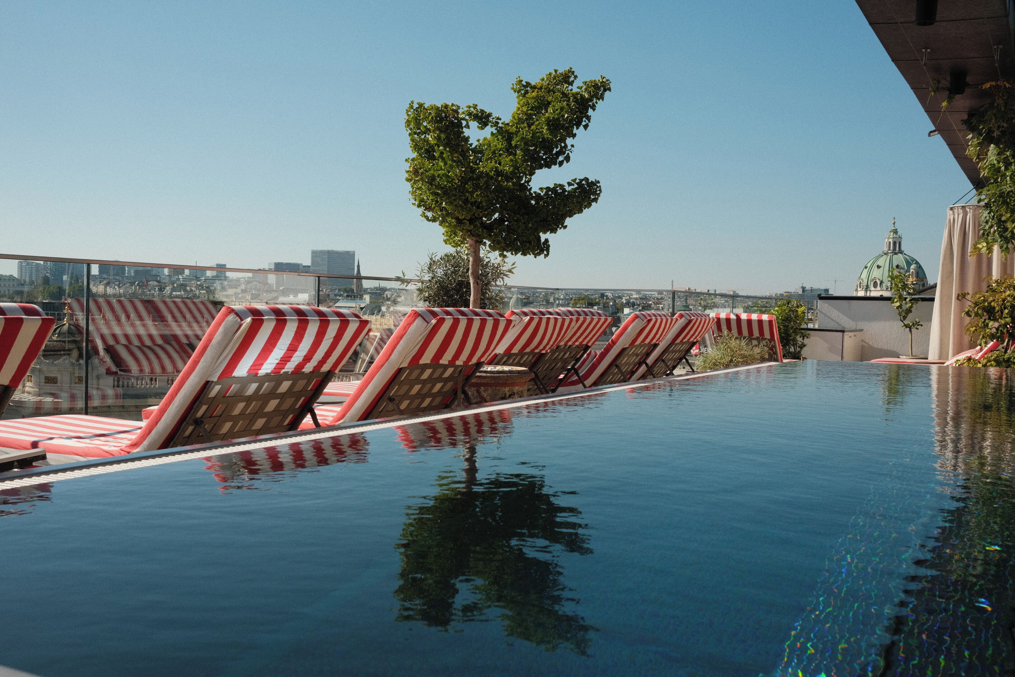 Een buitenzwembad, parasols voor strand/zwembad