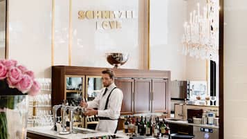 3 ristoranti, aperti a colazione e a pranzo, cucina internazionale