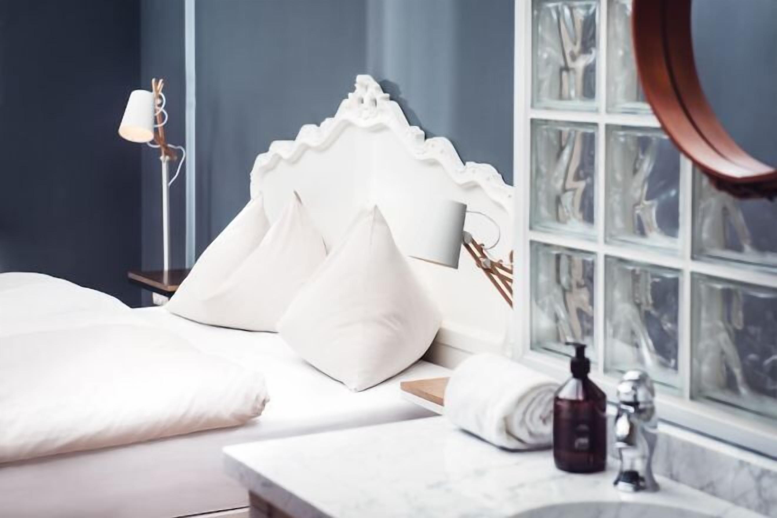 Egyptian cotton sheets, premium bedding, down comforters, pillowtop beds