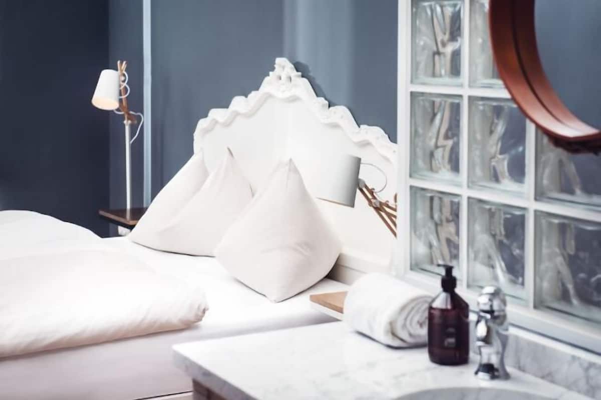 Egyptian cotton sheets, premium bedding, down comforters, pillowtop beds