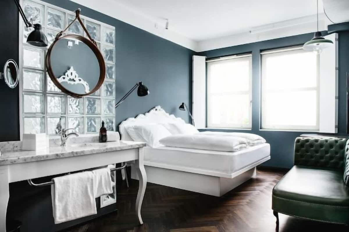 Egyptian cotton sheets, premium bedding, down comforters, pillowtop beds