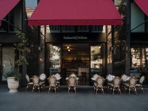 3 か所のレストラン、朝食、ランチ、ディナーに営業 (多国籍料理)