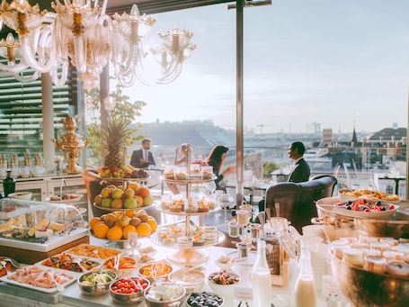 Café da manhã com buffet todos os dias (EUR 38 por pessoa) . Hotel Grand Ferdinand Vienna