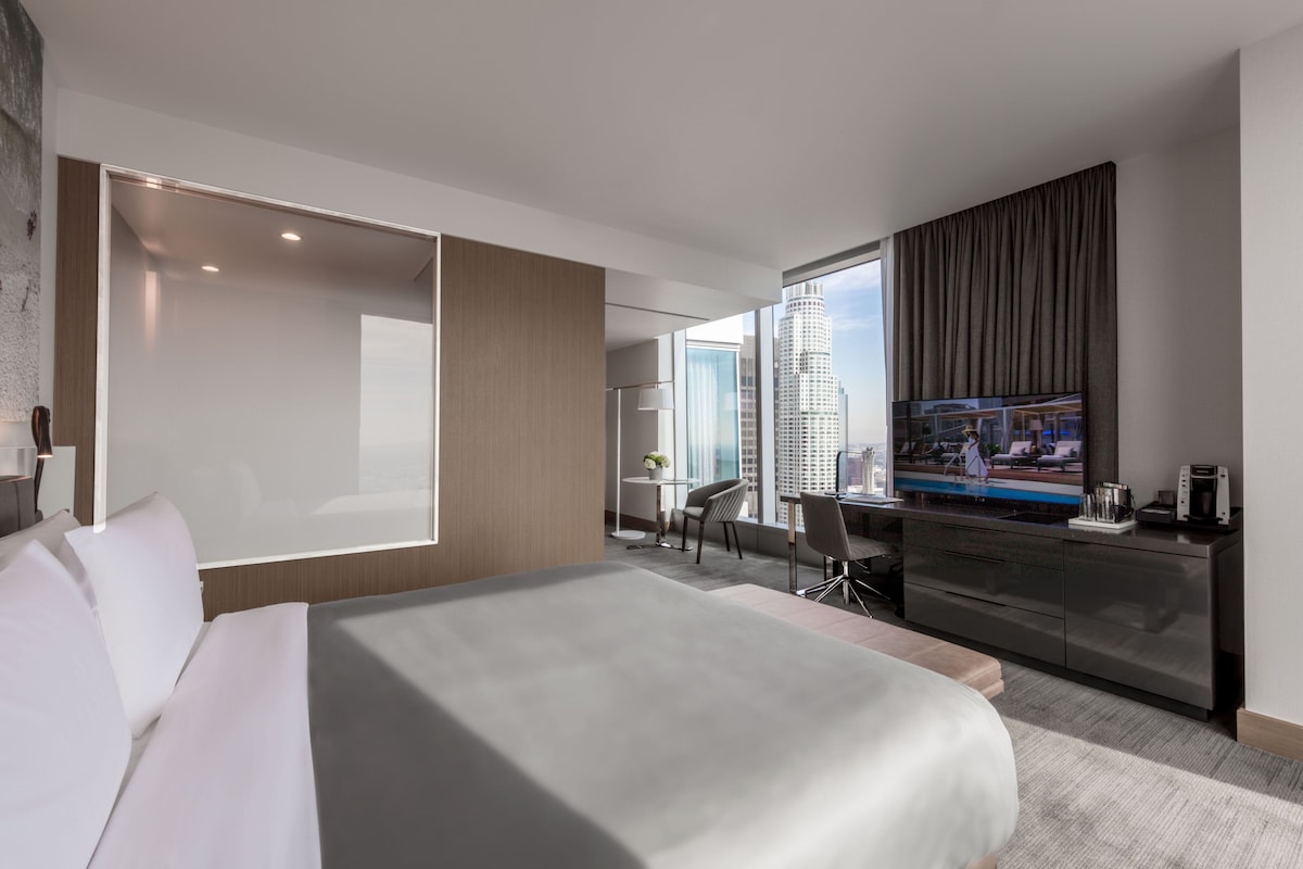 Junior-Suite, 1 King-Bett, Stadtblick | Allergikerbettwaren, Daunenbettdecken, Minibar, Zimmersafe