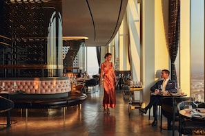 2 restaurants, breakfast served