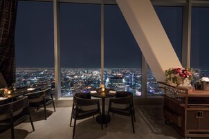 2 restaurants; breakfast, lunch, dinner, and brunch served