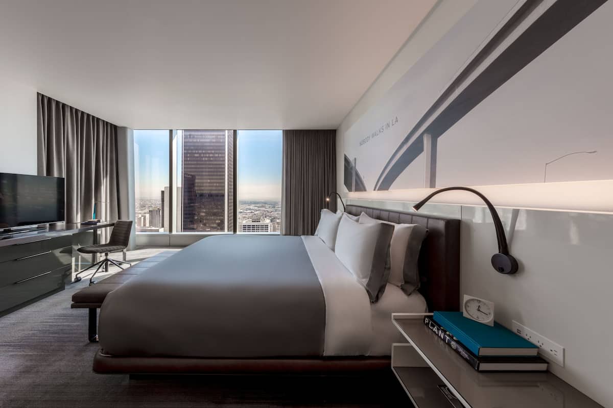 Kamar Premium, 1 Tempat Tidur King, pemandangan kota | Seprai antialergi, selimut bulu angsa, minibar, dan brankas