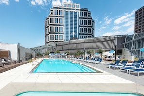 Hồ bơi ngoài trời, mở cửa từ 8:00 đến 20:00, lều (phụ phí) 