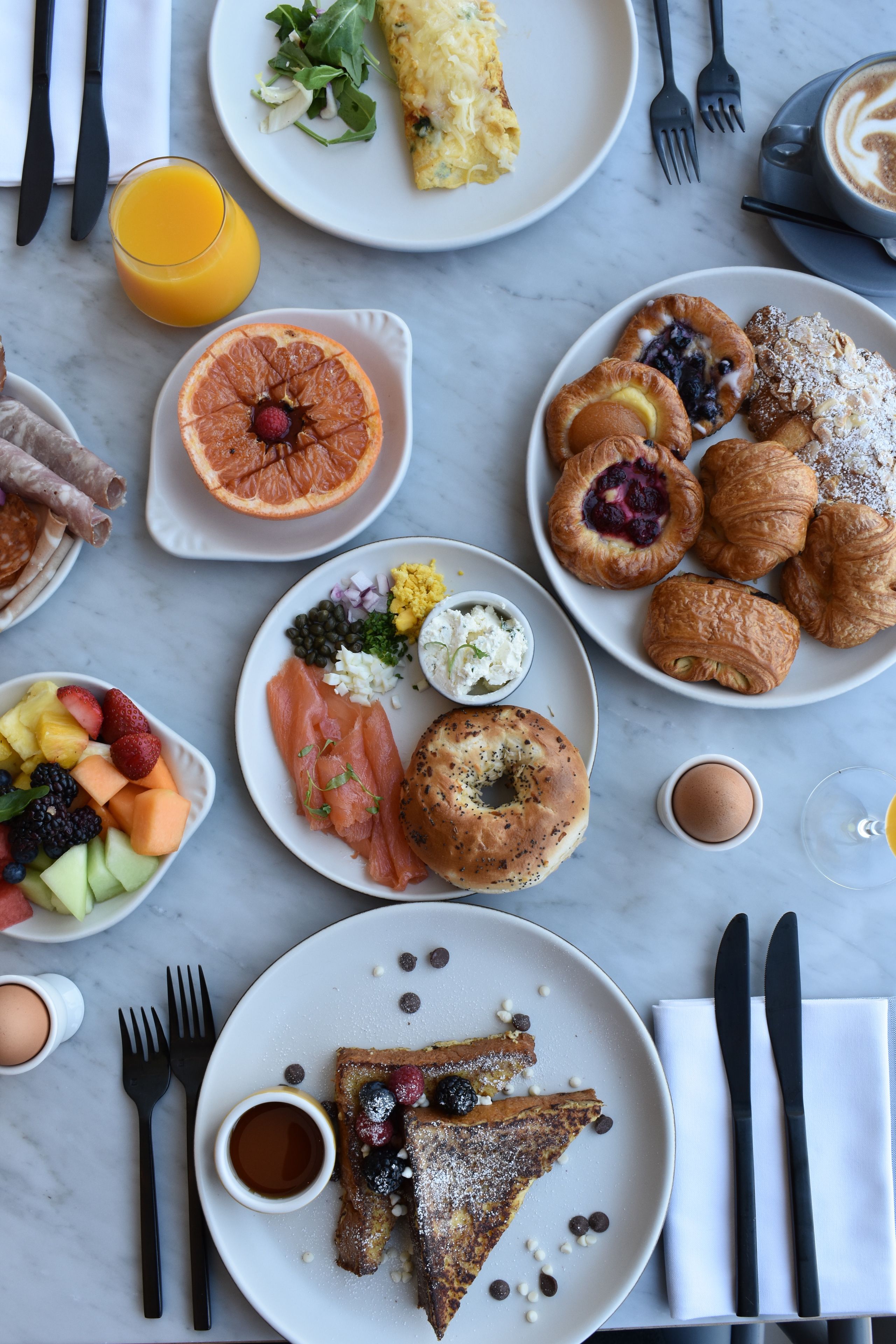 Se ofrece un desayuno completo (44 USD por persona)