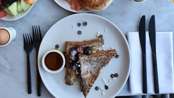 Desayuno completo diario (USD 44 por persona)