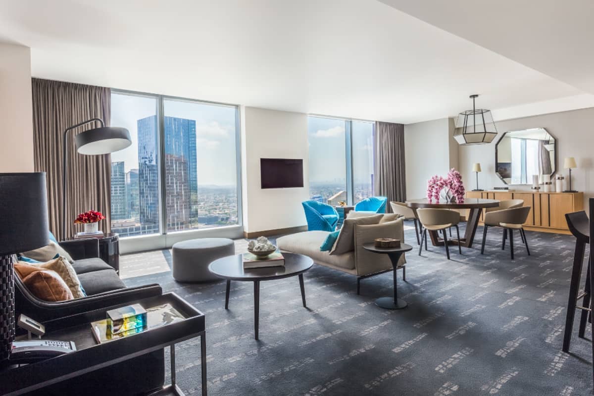 Suite, 1 Tempat Tidur Twin (Hospitality) | Seprai antialergi, selimut bulu angsa, minibar, dan brankas