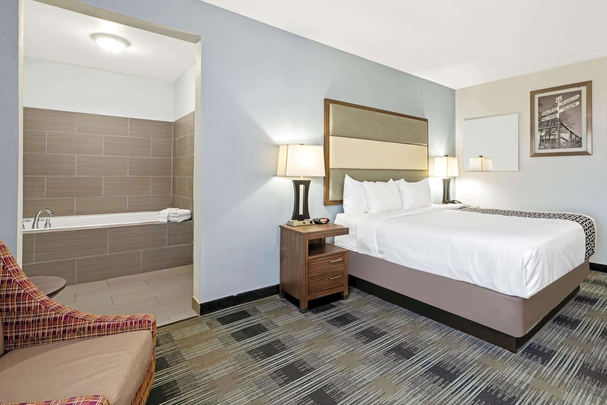 Ropa de cama de alta calidad, colchones con pillow-top y escritorio