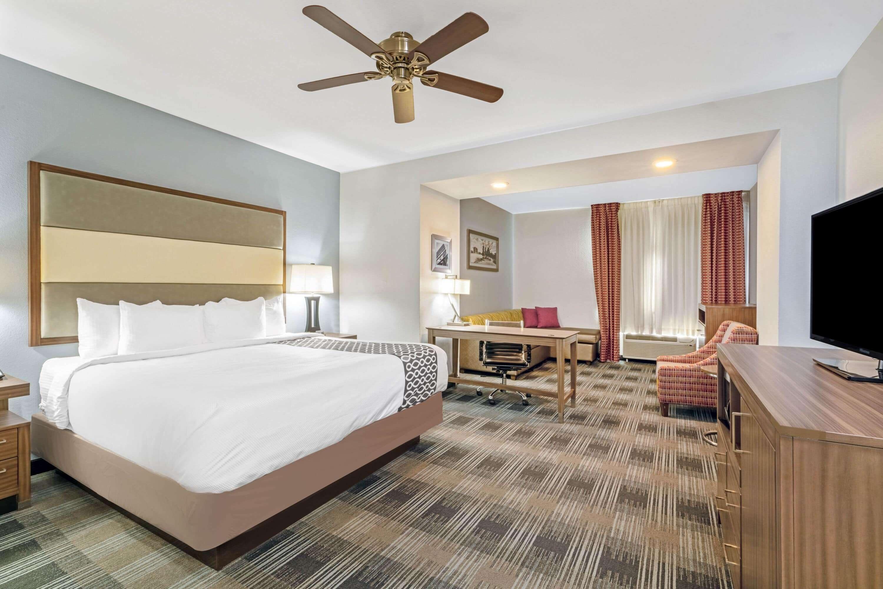 Roupas de cama premium, camas com colchões pillow-top, escrivaninha