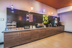 Desayuno continental gratuito y diario