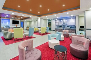 Lobby - La Quinta Inn & Suites by Wyndham Guthrie (Guthrie)
