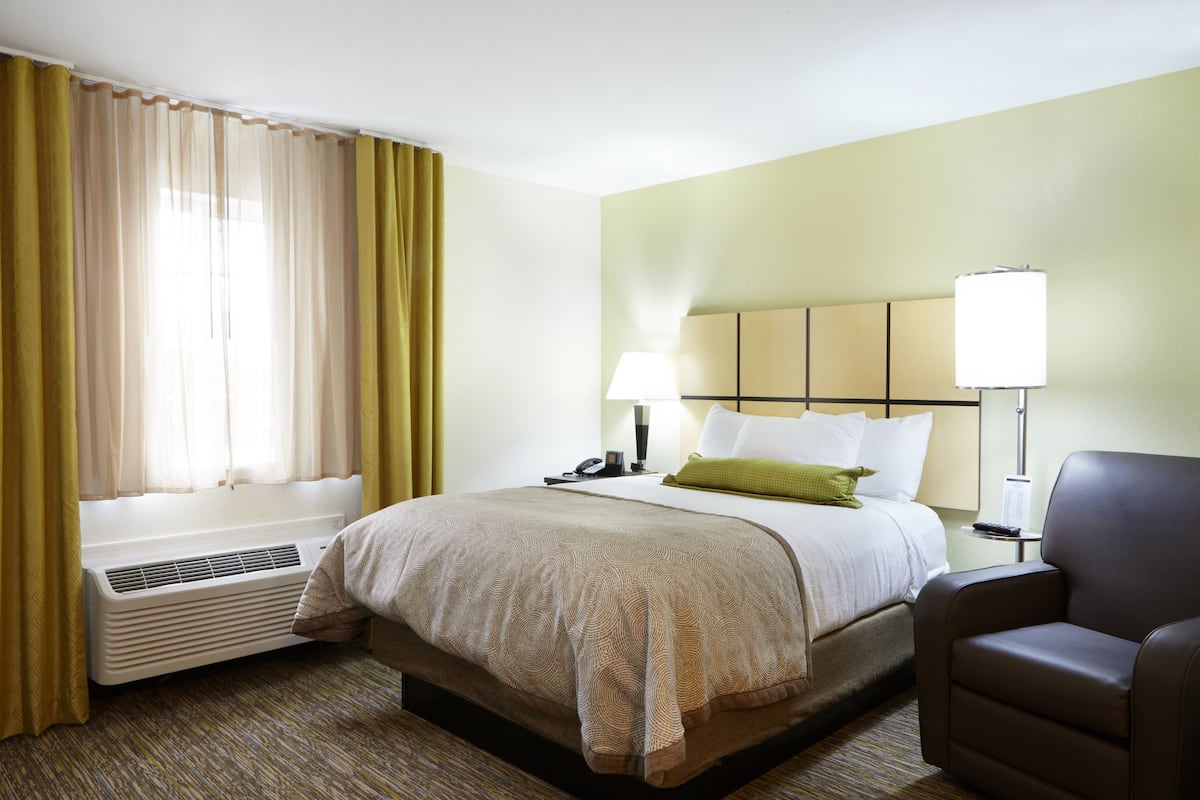 Suite studio, 1 grand lit, accessible aux personnes à mobilité réduite (Communication Accessible) | Bureau, fer et planche à repasser, lit de bébé (gratuit)