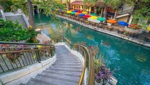 A riverside walkway with outdoor seating and a staircase leading down to the water. - Candlewood Suites Kenedy by IHG (Kenedy)