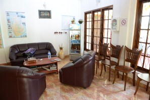 Check-in/check-out kiosk