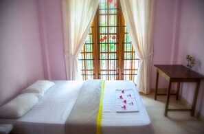 2 개의 침실, 책상, 다리미/다리미판, 간이 침대