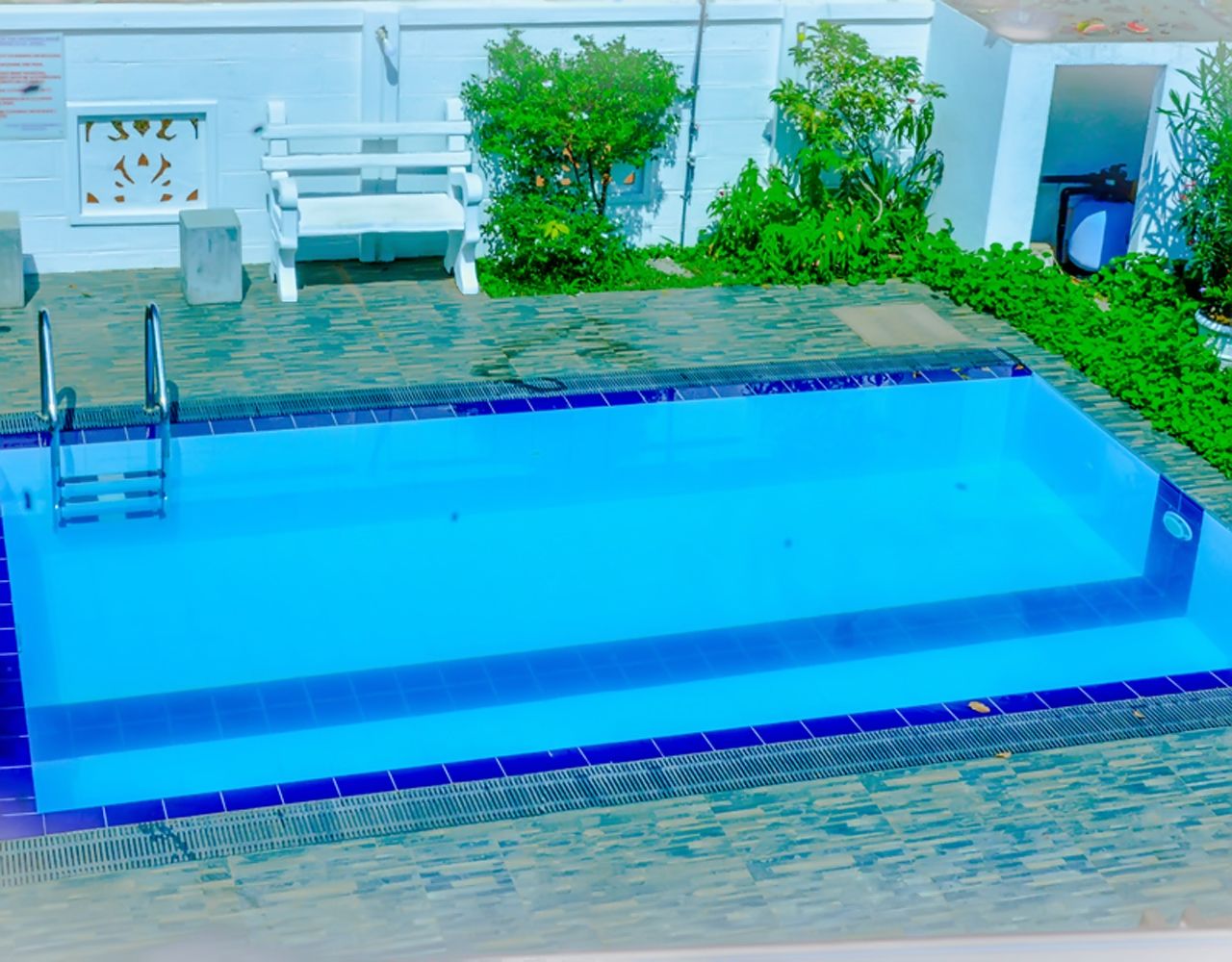 Indoor/outdoor pool