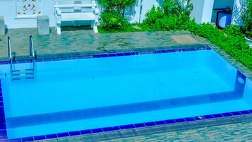 Indoor/outdoor pool