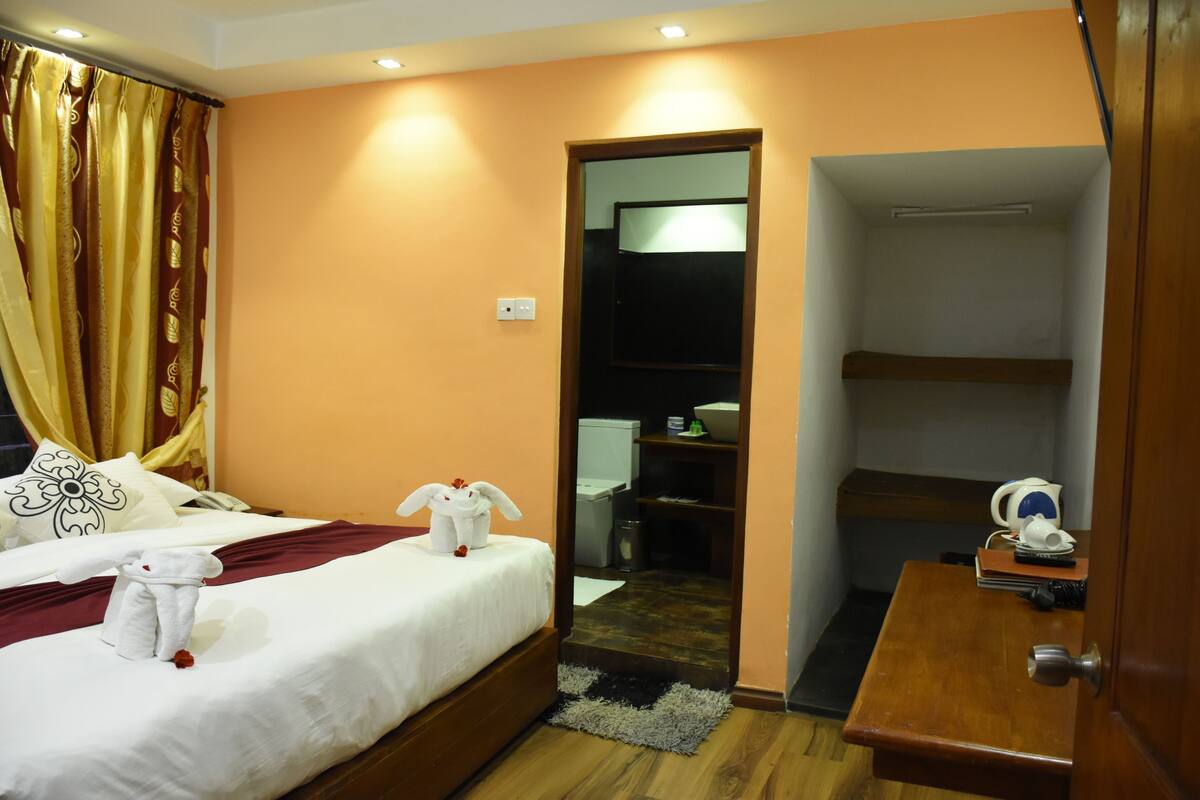 Small Double Room | In-room safe, desk, blackout curtains, iron/ironing board