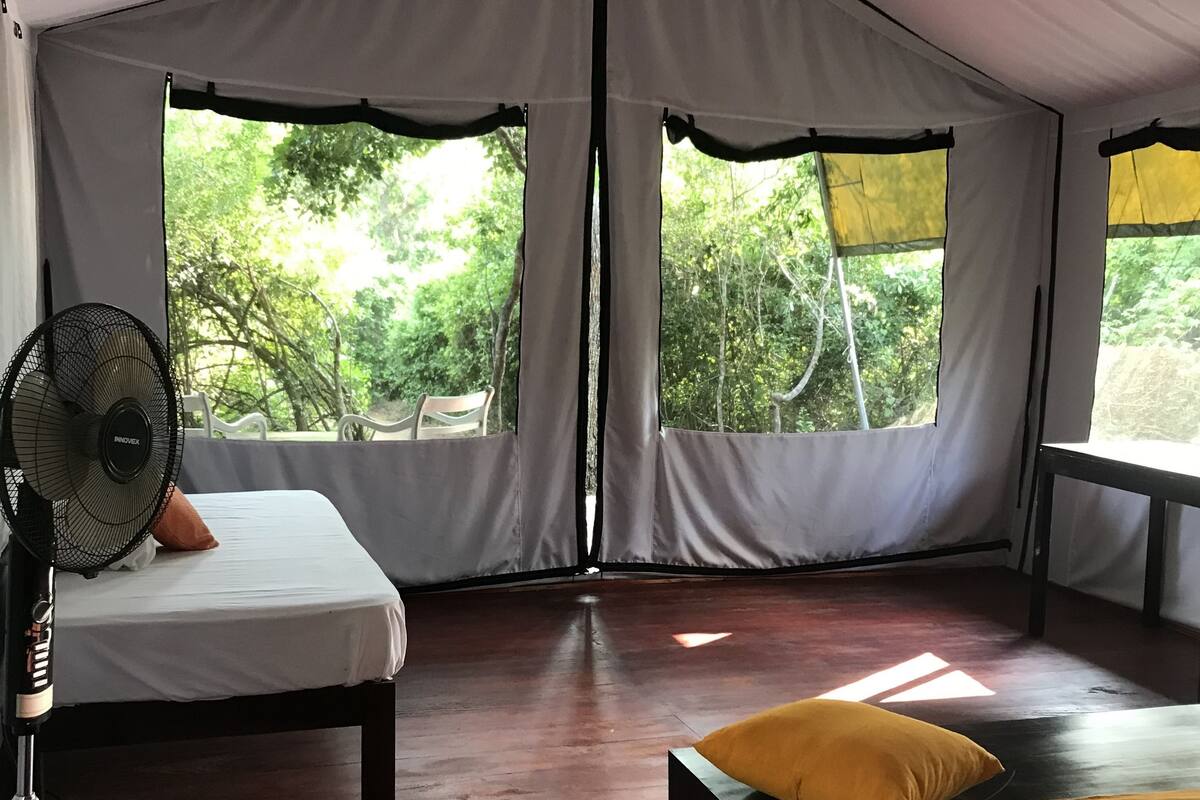 1 Schlafzimmer, hochwertige Bettwaren, Schreibtisch, Bettwäsche