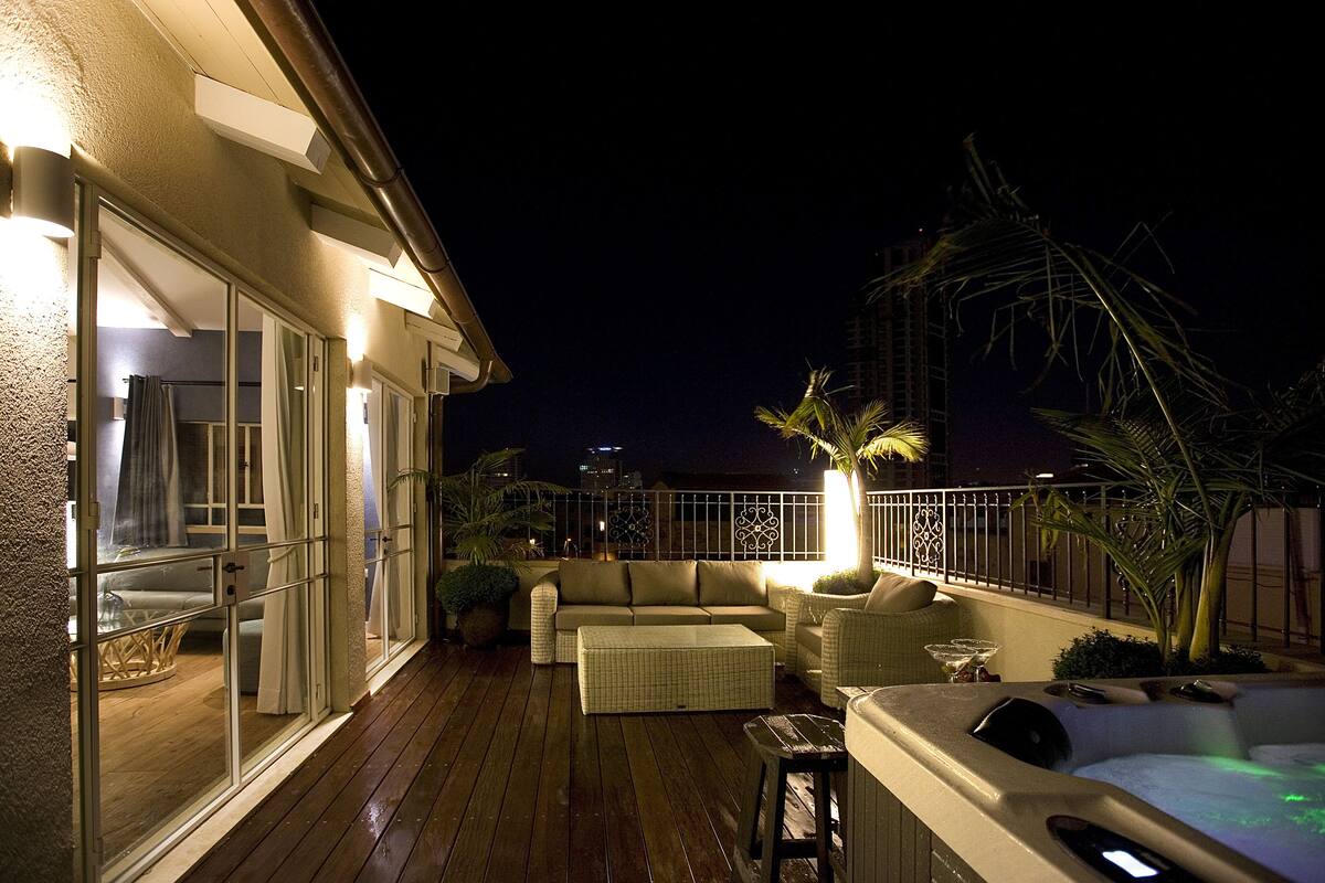 Signature Penthouse, 1 King Bed with Sofa bed | Balcony