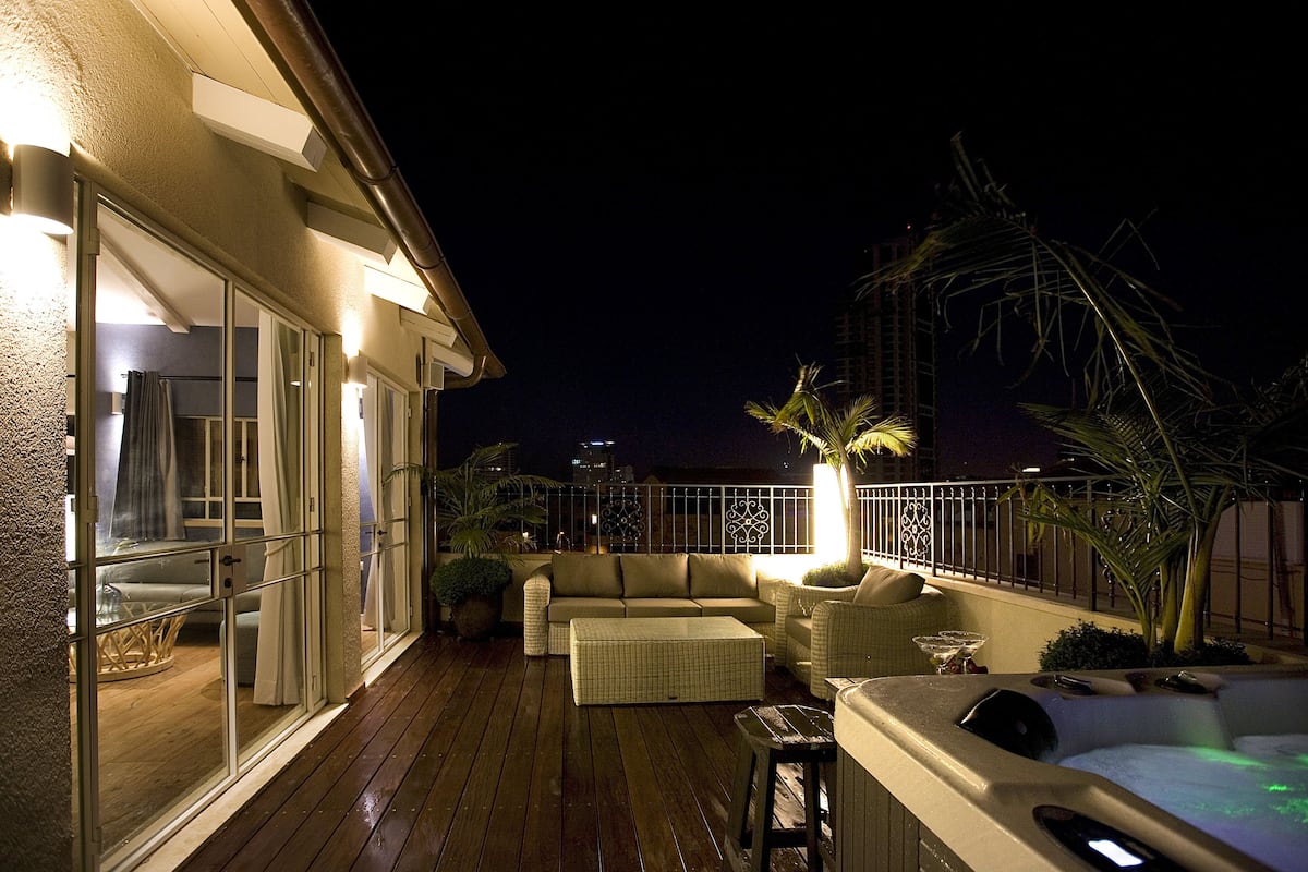 Signature Penthouse, 1 King Bed with Sofa bed | Balcony